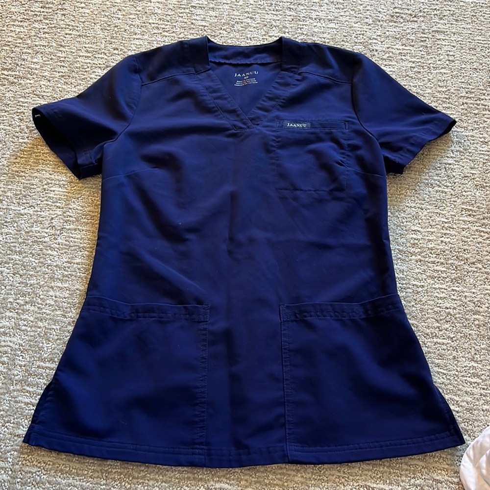 Xs jaanuu scrub top